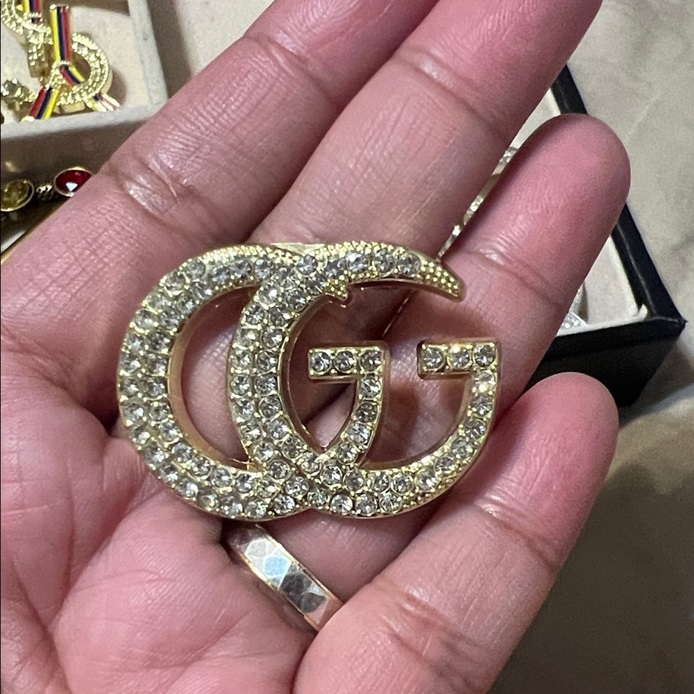 Elegant Gold and Crystal Brooch ❤️